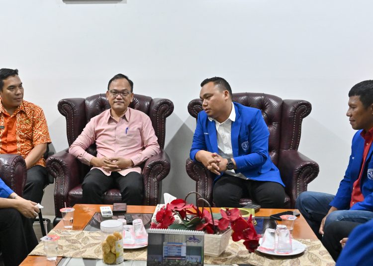 Plt Kepala Diskominfo Sumut Porman Mahulae, 
saat menerima kunjungan audiensi Pengurus DPD GAMKI Sumut ke Kantor Diskominfo Sumut.(Satunusantara news/HO-Diskominfo Sumut)