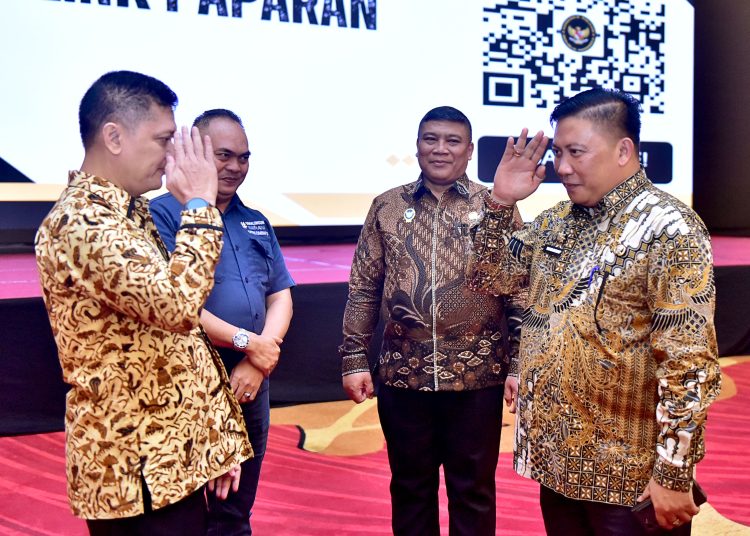Kepala Diskominfo Sumut Erwin Hotmansah Harahap (kiiri) usai rapat evaluasi penyelenggaraan keamanan siber dalam mendukung delapan program prioritas pemerintah di wilayah Sumut, di Hotel JW Marriot Medan.(Satunusantara news/HO-Diskominfo Sumut).