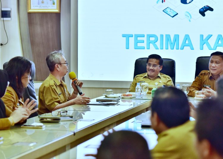 Sekdaprov Sumut Togap Simangunsong (tengah)  saat mengadakan pertemuan di Kantor Dinas Kominfo Sumut.(Satunusantara news/HO-Diskominfo Sumut).