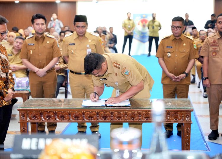 Gubernur Sumut Bobby Afif Nasution, saat  menandatangani komitmen dengan tujuh Gubernur di Sasana Bhakti Praja (SBP) Kemendagri, Jakarta.(Satunusantara news/HO-Diskominfo Sumut).