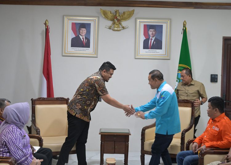 Gubernur Sumatera Utara Muhammad Bobby Afif Nasution (kiri) saat menerima  serikat pekerja di Sumut, dan membahas kesejahteraan para buruh.(Satunusatara news/HO-Diskominfo Sumut).