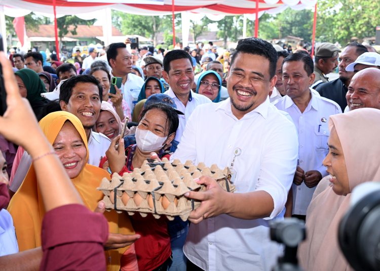 Gubernur Sumatera Utara Muhammad Bobby Afif Nasution, saat mengunjungi Pasar Murah di Lapangan PTPN I, Regional I, Jalan Lintas Sumatera Limau Manis, Kecamatan Tanjungmorawa, Kabupaten Deliserdang.(Satunusantara news/HO-Diskominfo Sumut)