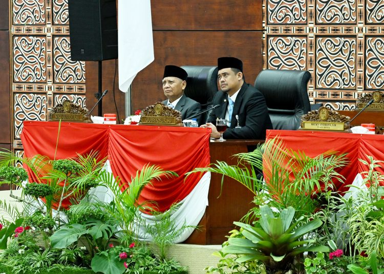 Gubernur Sumut  Bobby Nasution bersama Wagub Surya, saat mendengarkan pidato kenegaraan Presiden RI Prabowo Subianto, dalam HUT ke-80 Kemerdekaan Republik Indonesia, secara virtual di Gedung Paripurna DPRD Sumut.(Satunusantara news/HO-Diskominfo Sumut).