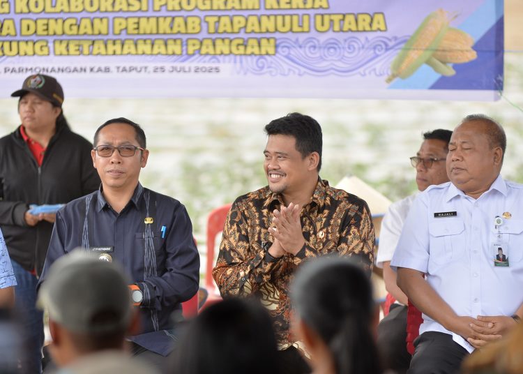 Gubernur Sumut Muhammad Bobby Afif Nasution , saat mendengarkan berbagai keluhan petani di Tapanuli Utara.(Satunusantara news/HO-Diskominfo Sumut).