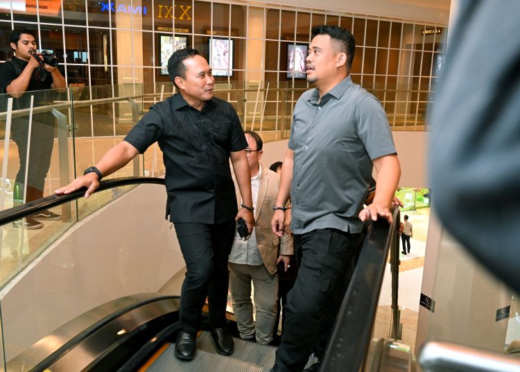 Gubernur Sumut Muhammad Bobby Nasution (kanan) bersama Pangdam I/BB Mayjen TNI Rio Firdianto, saat Nobar film yang berjudul Believe.(Satunusantara news/HO-Diskominfo Sumut).