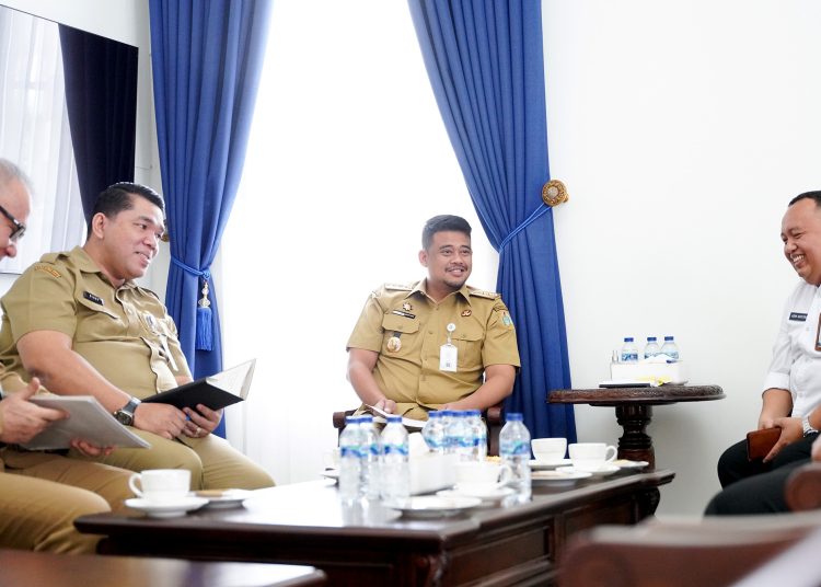 Gubernur Sumut Bobby Nasution (tengah)  saat menerima Kepala BPS Sumut Asim Saputra di Rumah Dinas Gubernur Sumut, Medan.(Satunusantara news/HO-Diskominfo Sumut)