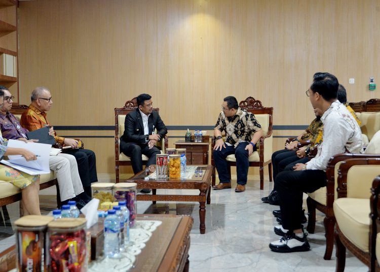 Gubernur Sumut  Muhammad Bobby Afif Nasution (tengah) saat menerima kunjungan Direksi PT Danareksa (Persero), di Ruang Kerja Gubernur.(Satunusantara news/HO-Diskominfo Sumut).