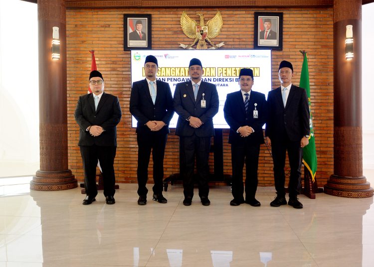 Gubernur Sumut Bobby Afif Nasution (tengah) saat foto bersama dengan Ardian Surbakti Dirut Perumda Tirtanadi, Salman Sihotang Direktur Administrasi dan Keuangan Perumda Tirtanadi, dan Fajar Siddik sebagai Ketua Dewan Pengawas PD AIJ. (Satunusantara news/HO-Diskominfo Sumut)