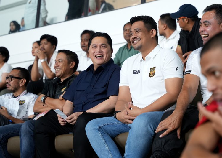 Gubernur Sumut  Muhammad Bobby Afif Nasution (kanan) bersama  Ketua Umum PSSI Erick Thohir, saat menyaksikan  pertandingan perdana Timnas U-17 melawan Tajikistan di Stadion Utama Sumatera Utara di Kabupaten Deliserdang.(Satunusantara news/HO-Diskominfo Sumut).