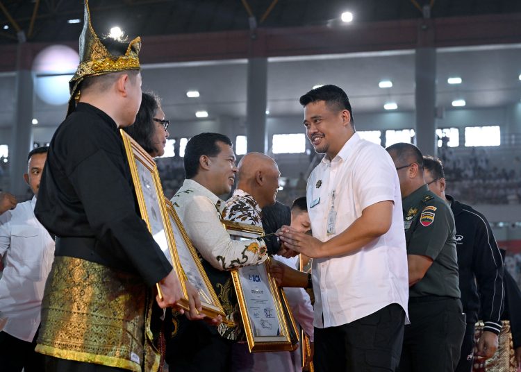 Gubernur Sumatera Utara Bobby Nasution (kanan) saat bersalaman dengan pimpinan kontingen pencak silat dari negara asing pada  Kejuaraan Internasional Pencak Silat di Sumut.(Satunusantara news/HO-Diskominfo Sumut)