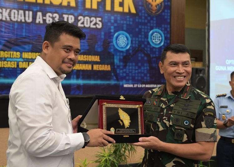 Gubernur Sumatera Utara  Muhammad Bobby Afif Nasution (kiri) saat memberikan cendramata kepada   Wadan Sesko AU Marsekal Pertama TNI Joko Sugeng Sriyanto.(Satunusantara news/HO-Diskominfo Sumut)