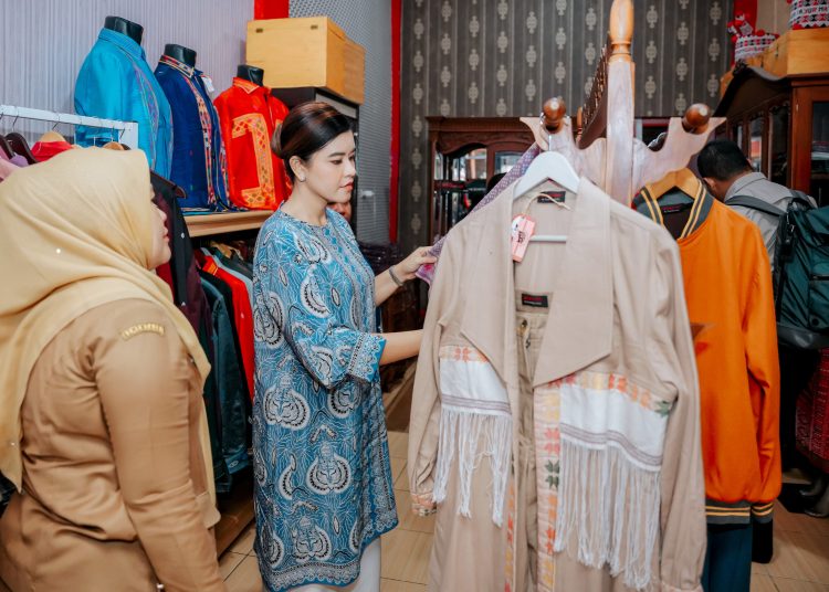 Ketua Dekranasda Sumut Kahiyang Ayu,  saat mengunjungi Rumah Tenun Nadira di Jalan Imam Bonjol, Kota Padangsidimpuan.(Satunusantara news/HO-Diskominfo Sumut).