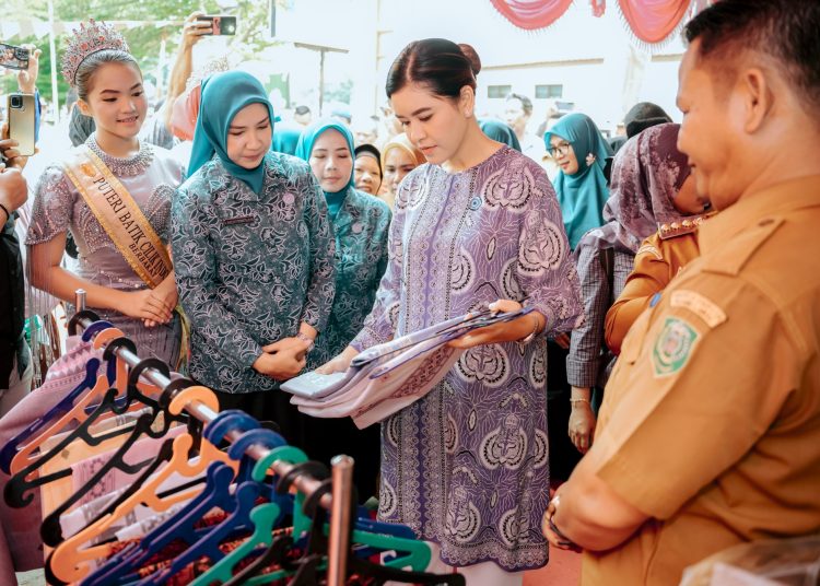 Ketua TP PKK Sumut,  Kahiyang Ayu  (tengah) saat berkunjung  di Kelurahan Pasar Sibuhuan, Kecamatan Barumun, Kabupaten Palas.(Satunusantara news/HO-Diskominfo Sumut).