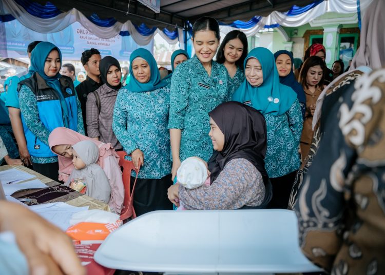 Ketua TP PKK  Provinsi Sumut  Kahiyang  Ayu, saat meninjau Posyandu di Kabupaten Langkat.(Satunusantara news/HO-Diskominfo Sumt)