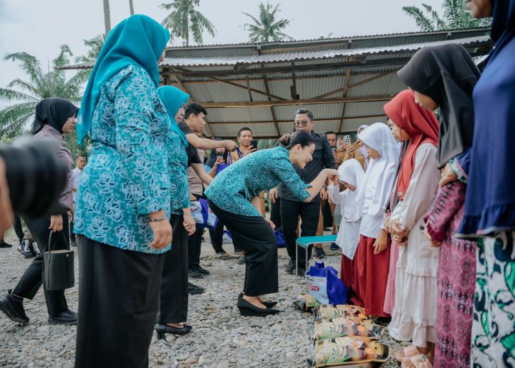 Ketua TP PKK Provinsi Sumut,  Kahiyang Ayu,  saat salaman dengan warga  Desa Pematangserai, Kecamatan Tanjungpura, Kabupaten Langkat.Satunusantara news/HO-Diskominfo Sumut).