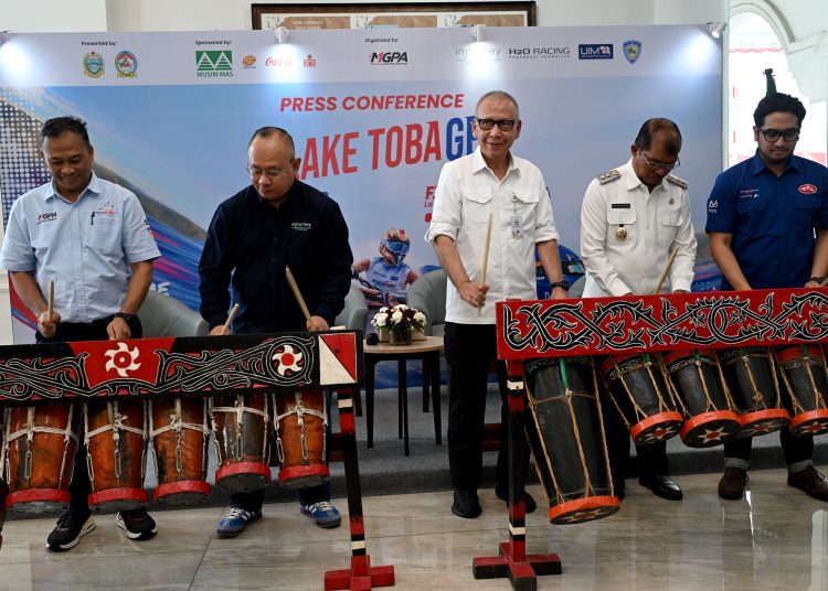 Organizing Committee Chairman The Lake Toba GP/ Direktur Operasi ITDC Troy Warokka (tengah) saat mencoba memainkan gendang pada konferensi pers Lake Toba GP di Kantor Gubernur.(Satunusantara news/HO-Diskominfo Sumut).