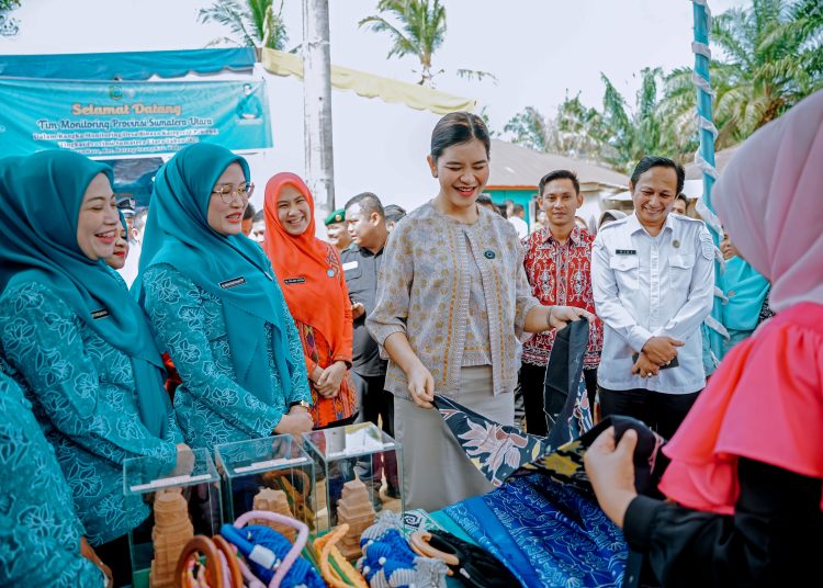 Ketua TP PKK Sumatera Utara Kahiyang Ayu (tengah) saat monitoring pelaksanaan program PAAR di Desa Bahal, Kecamatan Portibi, Paluta.(Satunusanatara news/HO-Diskominfo Sumut).