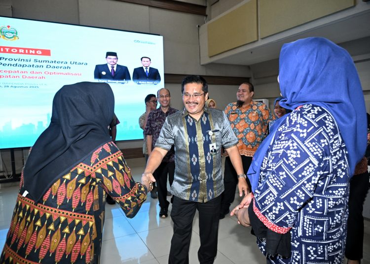 Sekdaprov Sumut Togap Simangunsong (tengah) saat berkunjung ke Kantor Bapenda Sumut.(Satunusantara news/HO-Diskominfo Sumut).