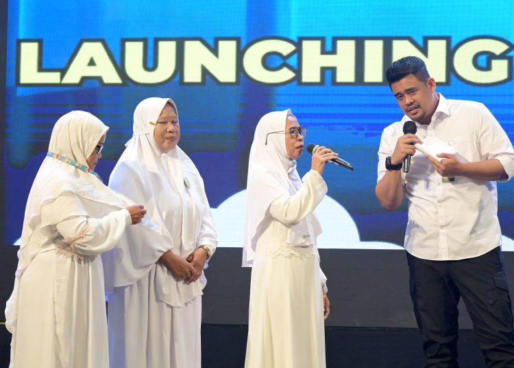 Gubernur Sumut Bobby Nasution (kanan) saat acara Milad ke-12 Majelis Ta’lim Halimah dan Launching Sejuta UMKM.(Satunusantara news/HO-Diskominfo Sumut).