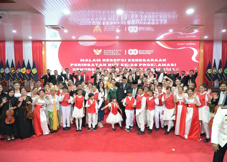 Gubernur Sumut Muhammad  Bobby Afif Nasution, saat foto bersama pada acara Malam Resepsi Kenegaraan Peringatan HUT ke-80 Kemerdekaan Republik Indonesia di Aula Raja Inal Siregar Rumah Dinas Gubernur, Medan.(Satunusantara news/HO-Diskominfo Sumut).