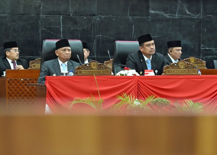 Gubernur Sumut Bobby Nasution bersama Wagub Surya, saat  menghadiri Rapat Paripurna DPRD Sumut .(Satunusantara news/HO-Diskominfo Sumut).