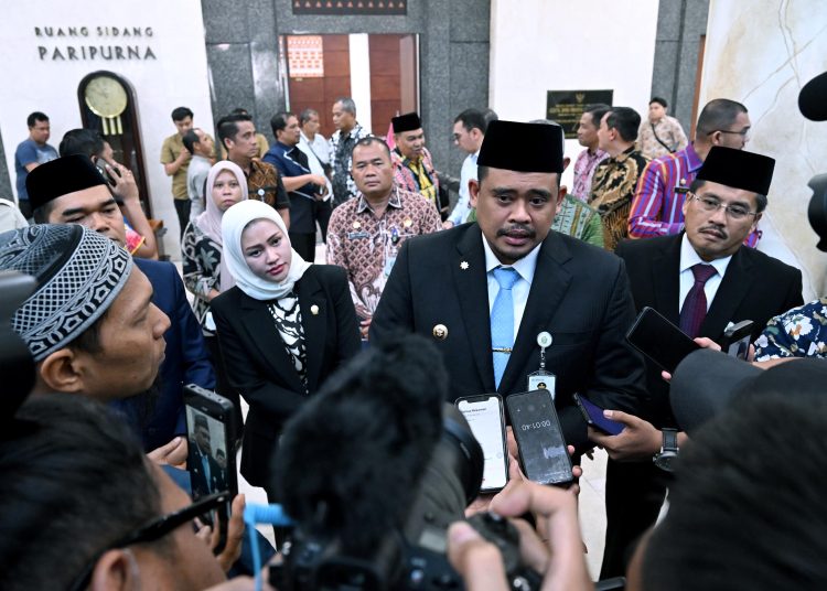 Gubernur Sumatera Utara Muhammad Bobby Afif Nasution (tengah) saat memberikan keterangan kepada wartawan, usai  rapat Paripurna DPRD Sumut.(Satunusantara news/HO-Diskominfo Sumut).