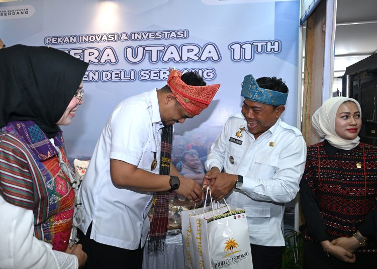 Gubernur Sumatera Utara Muhammad Bobby Afif Nasution (tengah) pada acara PIISU 2025 dan Hari Indonesia Menabung  di halaman Istana Maimon Medan.(Satunusantara news/HO-Diskominfo Sumut).