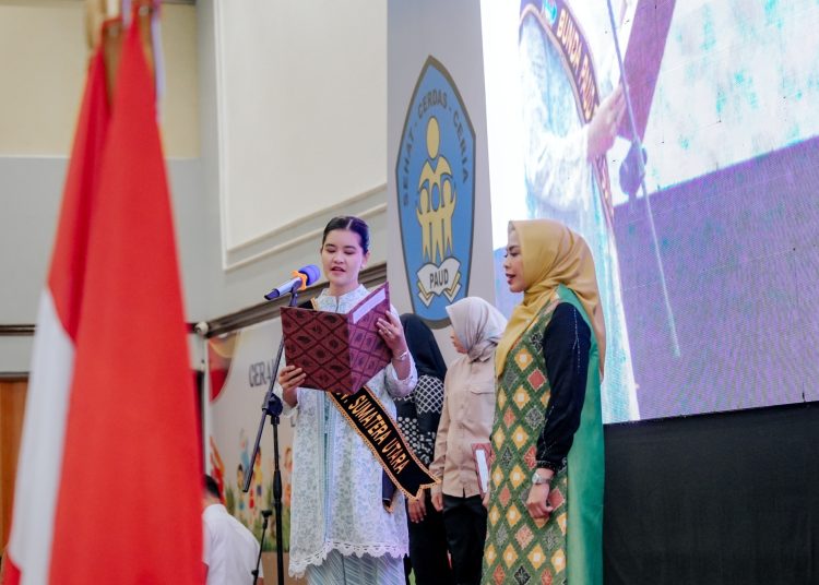 Bunda PAUD Sumatera Utara Kahiyang Ayu (tengah) saat melantik  Maya Hasmita sebagai Bunda PAUD Kabupaten Labuhanbatu untuk periode 2025–2030 di Rantauprapat.(Satunusantara news/HO-Diskominfo Sumut).