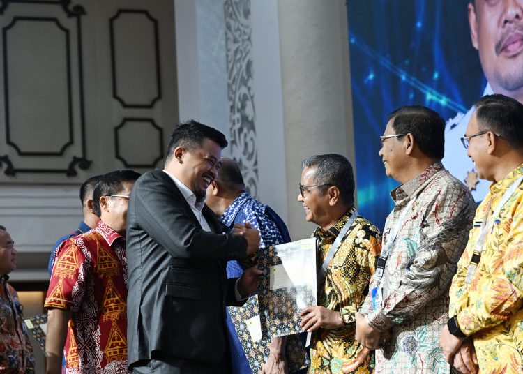 Gubernur  Sumut Muhammad Bobby Afif Nasution (kiri) saat menyerahkan utang DBH  Pemprov Sumut kepada pemerintah kabupaten/kota   di Aula Raja Inal Siregar, Kantor Gubernur Sumut.(Satunusantara news/HO-Diskominfo Sumut).