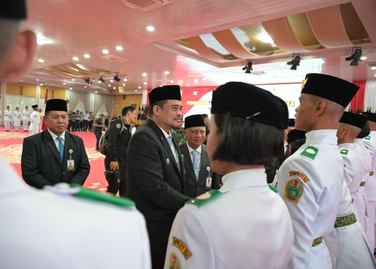 Gubernur Sumatera Utara Bobby Nasution (tengah) saat mengukuhkan 71 anggota Paskibraka Sumut, di Aula Tengku Rizal Nurdin, Medan.(Satunusantara news/HO-Diskominfo  Sumut).