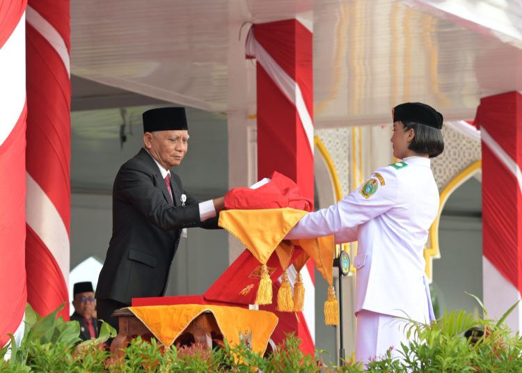 Wagub Sumut  Surya, saat  menjadi pembina Upacara Penurunan Bendera Merah Putih di Lapangan Astaka Dispora Sumut.(Satunusantara news/HO-Diskominfo Sumut).