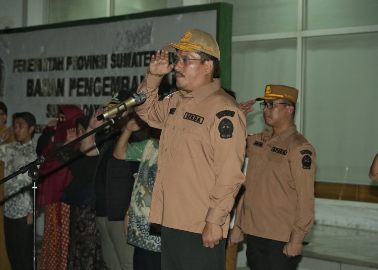 Sekdaprov Sumut,  Togap Simangunsong, saat bertindak sebagai Pemimpin Apel Bela Negara sekaligus Penutupan Latsar CPNS 2025, di Halaman Kantor BPSDM Sumut.(Satunusantara news/HO-Diskominfo Sumut)