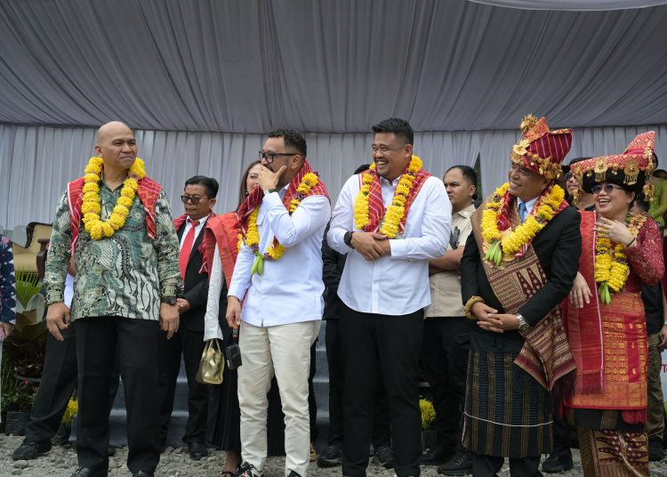 Gubernur Sumatera Utara Bobby Nasution (dua kanan) mendapat sambutan yang cukup meriah dari warga Karo, pada kegiatan  Pesta Bunga dan Buah Tanah Karo 2025, di Kota Brastagi.(Satunusantara news/HO-Disskominfo Sumut).