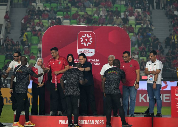 Ketua Umum PSSI Erick Thohir (tengah) saat mengalungkan medali kepada pemenang Piala Kemerdekaan 2025 di Stadion Utama Sumut.(Satanusantara news/HO-Diskominfo Sumut).