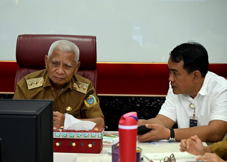 Gubernur Sumut Surya (kiri)  saat  Rakor Pengendalian Inflasi 2025 di ruangan Sumut Province, Kantor Gubernur Sumut.(Satunusantara news/HO-Diskominfo Sumut)