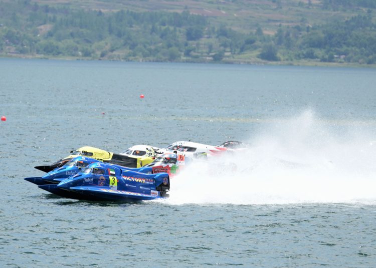 Para Pembalap F1 Powerboat 2025 di Danau Toba, saat menujukkan kemahiran mereka kepada masyarakat yang menyaksikan event tersebut.(Satunusantara news/HO-Diskominfo Sumut)