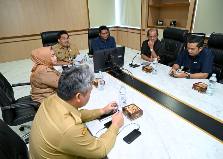 Sekdaprov Sumut Togap Simangunsong (tengah), saat memimpin Rakor Penentuan Calon Penerima Bantuan Iuran Jamsostek bagi Pekerja Rentan di Sumut tahun 2025 di Ruang Rapat Kantor Gubernur.(Satunusantara news/HO-Diskominfo Sumut).