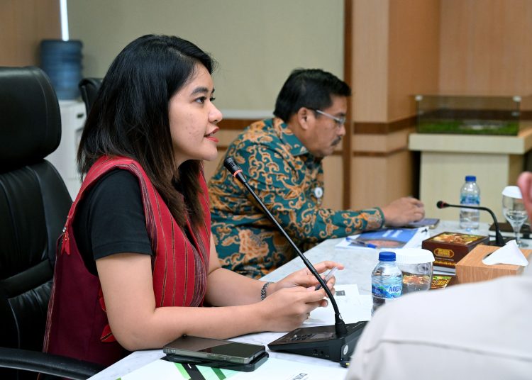 Ketua TP PKK Sumut Kahiyang Ayu, bersama  Sekdaprov Sumut Togap Simangunsong,  saat memimpin rapat Percepatan Penurunan Jumlah Anak Zero-Dose, di kantor Gubernur Sumut, Medan.(Satunusantara news/HO-Diskominfo Sumut)




 di lantai 2 Kantor Gubernur Sumut,