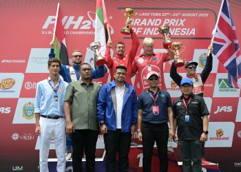 Gubernur Sumut serahkan trofi kepada juara F1 Powerboat Indonesia 2025