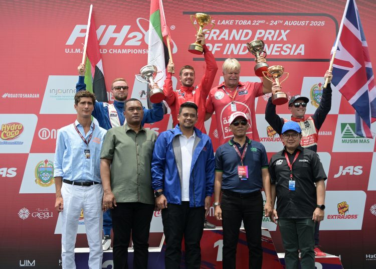 Gubernur Sumatera Utara Bobby Nasution (tengah) foro bersama dengan juara F1 Powerboat GP of Indonesia 2025 di Pelabuhan Mulia Raja Napitupulu, Balige, Kabupaten Toba.(Satunusantara news/HO-Diskominfo Sumut).