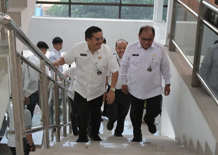 Sekdaprov Sumut Togap Simangunsong (kiri) ,saat melakukan kunjungan kerja di Kantor Dinas PMD dan Dukcapil Sumut.(Satunusantara news/HO-Diskominfo Sumut).
