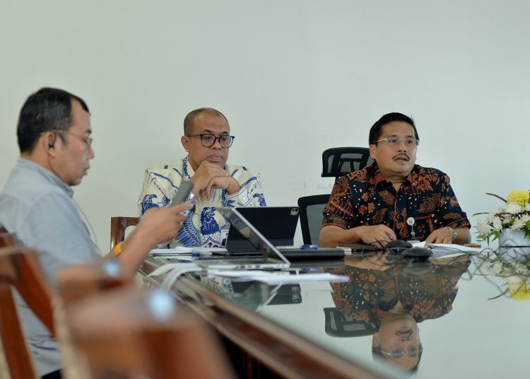 Sekdaprov) Sumut Togap Simangunsong (kanan) saat memimpin Rakor Evaluasi Penanganan TBC se-Sumut.(Satunusantara newa/HO-Diskominfo Sumut).