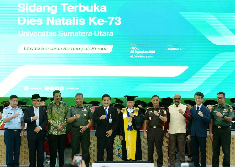 Sekdaprov Sumut Togap Simangunsong (tengah) foto bersama, usai  acara  Dies Natalis ke-73 USU, di Gedung Auditorium USU, Medan.(Satunusantara news/HO-Diskominfo Sumut).,