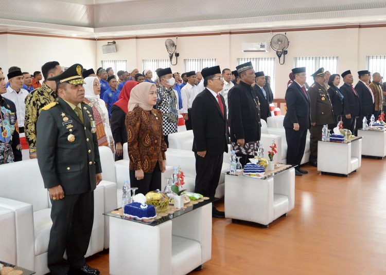 Sekdaprov Sumut Togap Simangunsong (tengah) saat menghadiri acara pemberian remisi HUT Kemerdekaan RI di Lapas Kelas I Medan.(Satunusantara news/HO-Diskominfo Sumut)