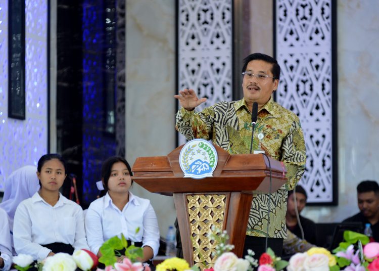 Sekdaprov Sumut,  Togap Simangunsong, saat menyampaikan sambutannya pada acara wisuda USM, di Aula Prof Djanter Siahaan, Kota Medan.(Satunusantara news/HO-Diskominfo Sumut).