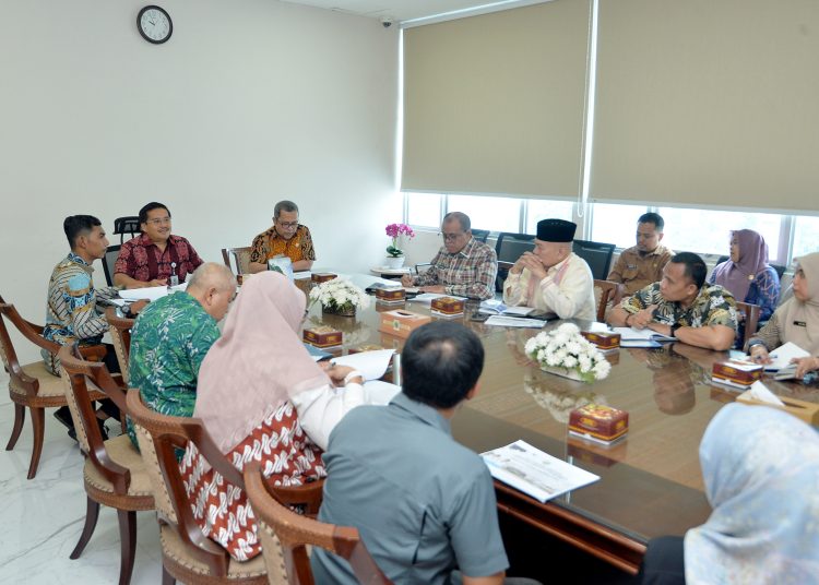 Sekdaprov Sumut Togap Simangunsong, saat memimpin rapat percepatan pelaksanaan program MBG bersama pimpinan OPD dan Badan Gizi Nasional (BGN) di Kantor Gubernur Sumut.(Satunusantara news/HO-Diskominfo Sumut).