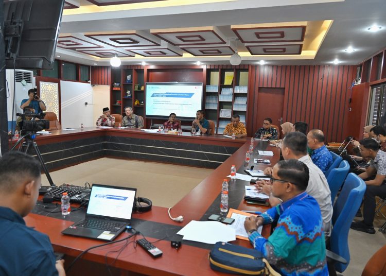 Sekdaprov Sumut Togap Simangunsong, saat mengadakan kunjungan ke Dinas Pendidikan Sumut, di Aula Kantor Dinas Pendidikan Sumut.(Satunusantara news/HO-Dinaskominfo Sumut).