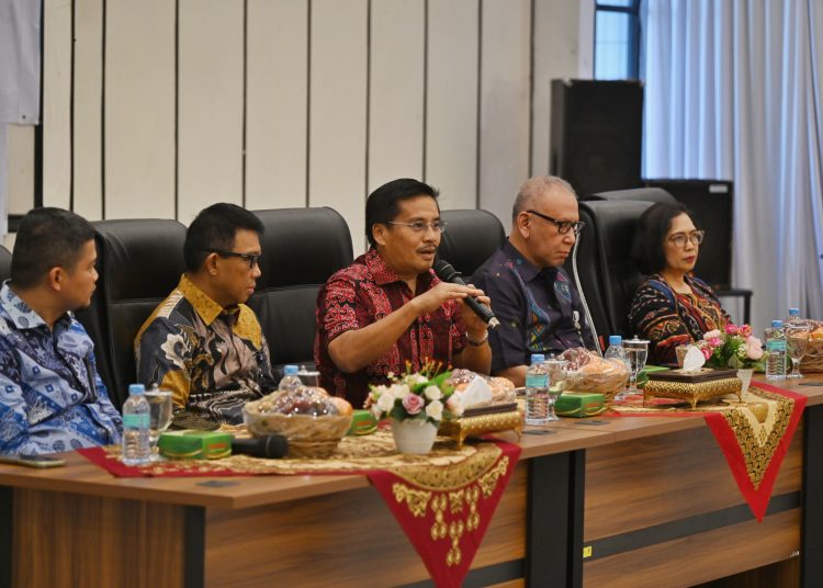 Sertijab Ketua Dewas Perumda Tirtanadi Provinsi Sumut dari Effendy Pohan kepada Sekdaprov Sumut Togap Simangunsong,  di Aula Lantai 4, Kantor Pusat Perumda Tirtanadi Sumut.(Satunusantara news/Diskominfo Sumut).