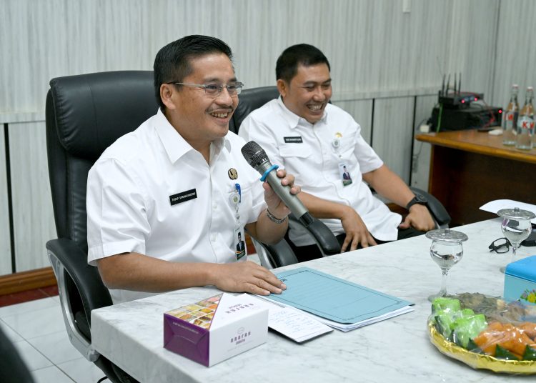 Sekdaprov Sumut Togap Simangunsong, saat berkunjung ke Dinas LHK Sumut.(Satunusantara news/HO-Dinas Kominfo Sumut).