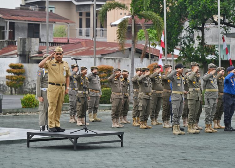 Sekdaprov Sumut, Togap Simanjuntak, saat memimpin apel pagi di halaman Kantor Satpol PP Sumut.(Satunusantara news/HO-Diskominfo Sumut)